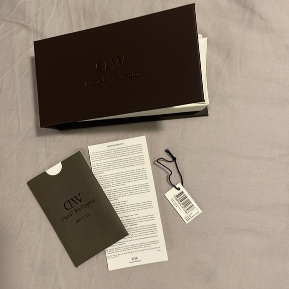Genuine Daniel Wellington watch with two authentic straps - Picture 8 of 8